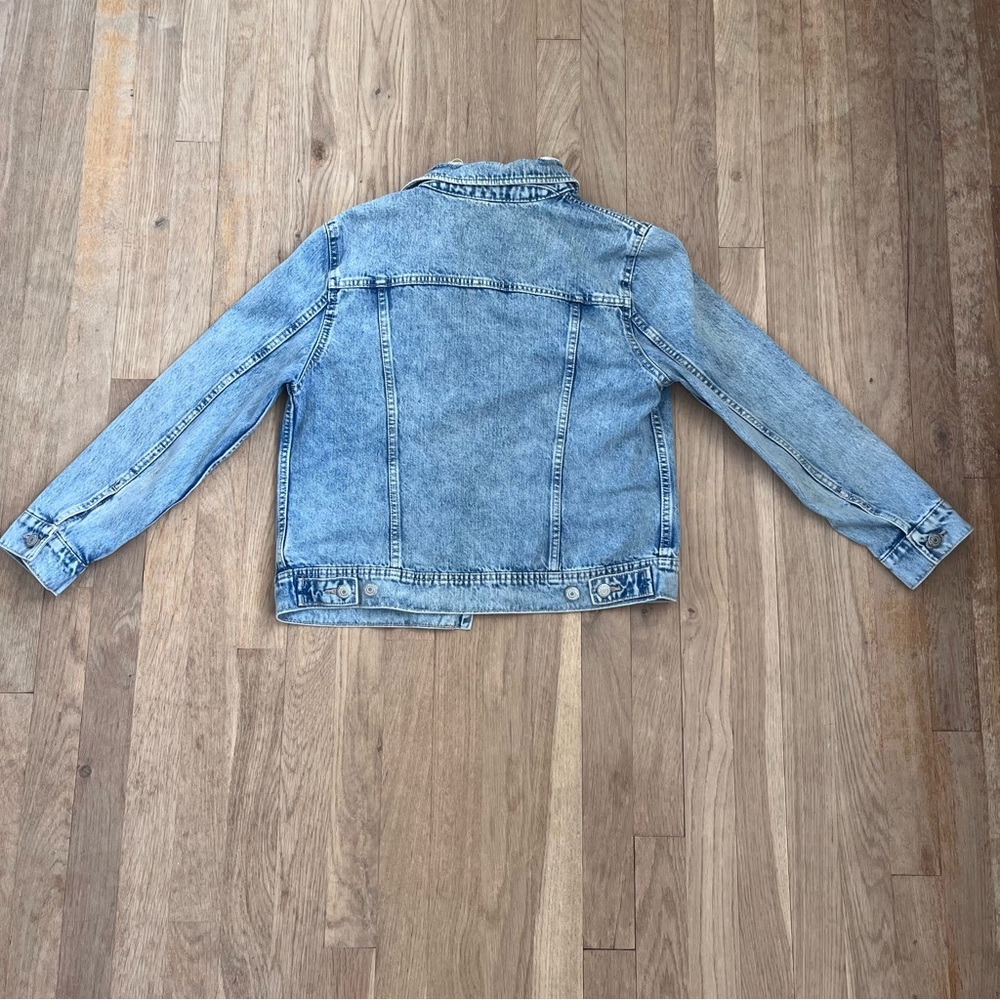Old Navy Women’s Light Wash Distressed Jean Jacket- M Petite - Picture 4 of 5
